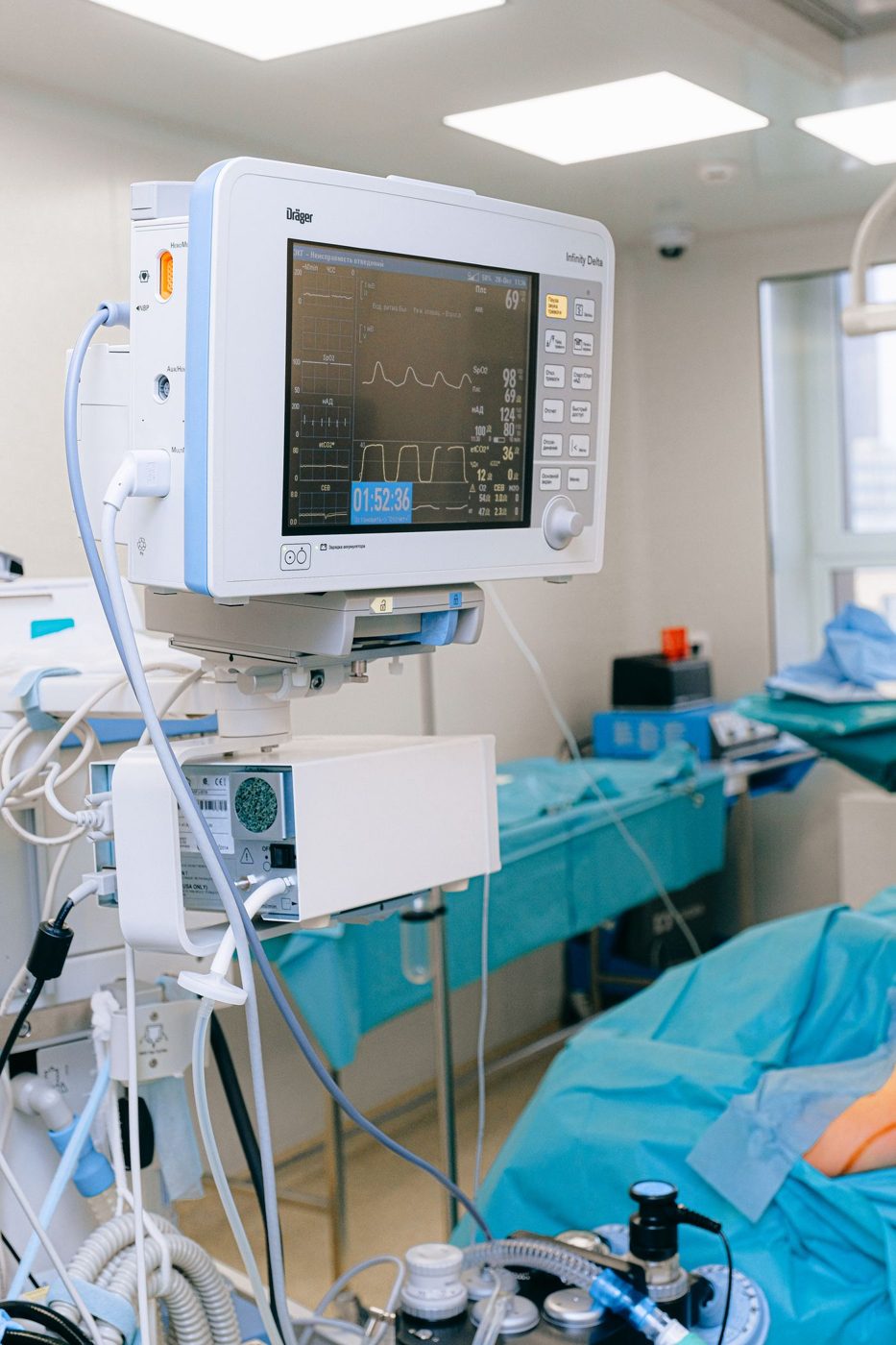 Monitor de sinais vitais em um leito hospitalar
